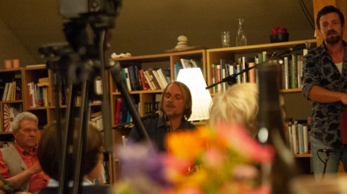 Opas Diandl haben im Juni des laufenden Jahres innerhalb eines Live-Konzertes im Stanglerhof Völs einige Songs für Videoreleases mitgeschnitten: „Sternenmeer” ist das erste daraus.