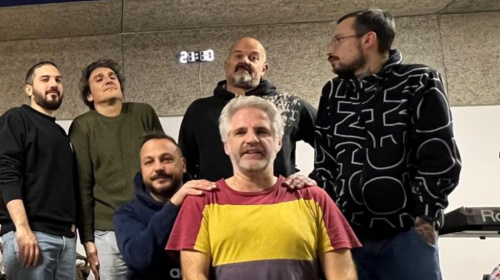 I Polemici dopo le prove di ieri sera (dalla sinistra): DJ Husk, Tachi (voce), Krakken (chitarre), Gowashj (tastiere), Nonno (batteria) e Jacopo Fanchi Schiesaro, il nuovo bassista.