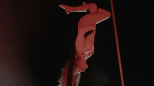 Seilakrobatik für das neue Rooftop-Video „Fine”: Tina Schöpfer