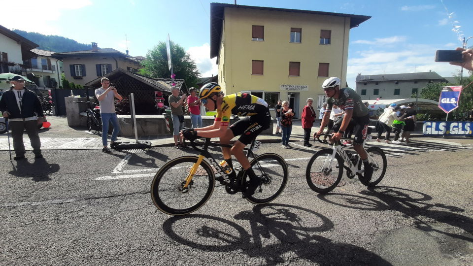 Gijs Leemreize e Mathieu Van der Poel al traguardo volante di Caldonazzo Giro 2022