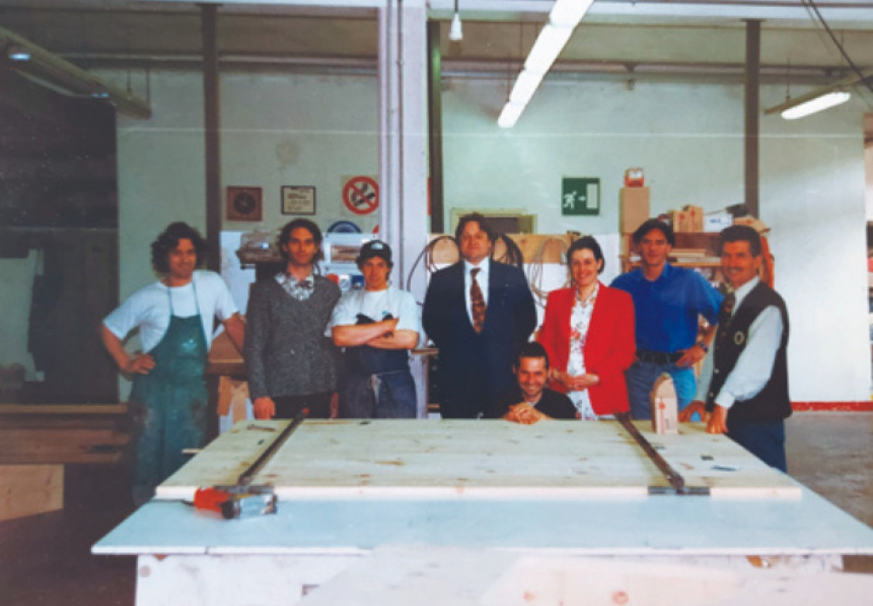 Anni '90: il presidente di Novum Heini Oberrauch (primo a destra) nel laboratorio di falegnameria