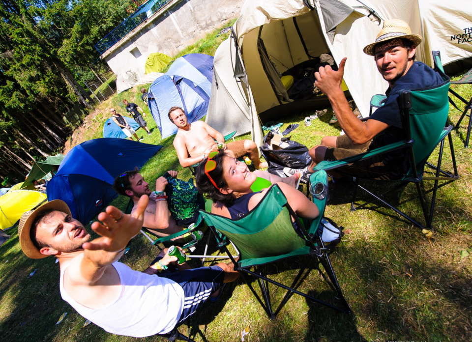 Musik ist wichtig, Smaltalk unter unter Freunden nicht minder: Der Zeltplatz ist für viele FestivalbesucherInnen fester Bestandteil eines Open Air-Wochenendes.