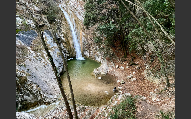Wasserfall und Tümpel im Tal bei Aer.jpeg