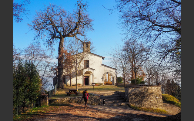 Auf einem exponiertem Hügel, die Kirche San Bartololomeo