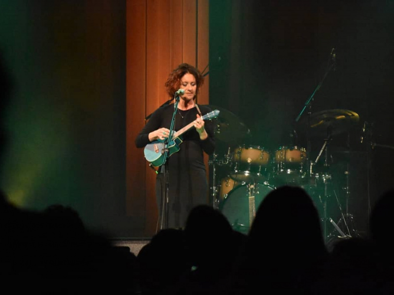 Hat 2020 am „Winto.Klong" teilgenommen: Die Bozner Musikerin Annika Borsetto auf der „Winto.Klong”-Bühne in Toblach.