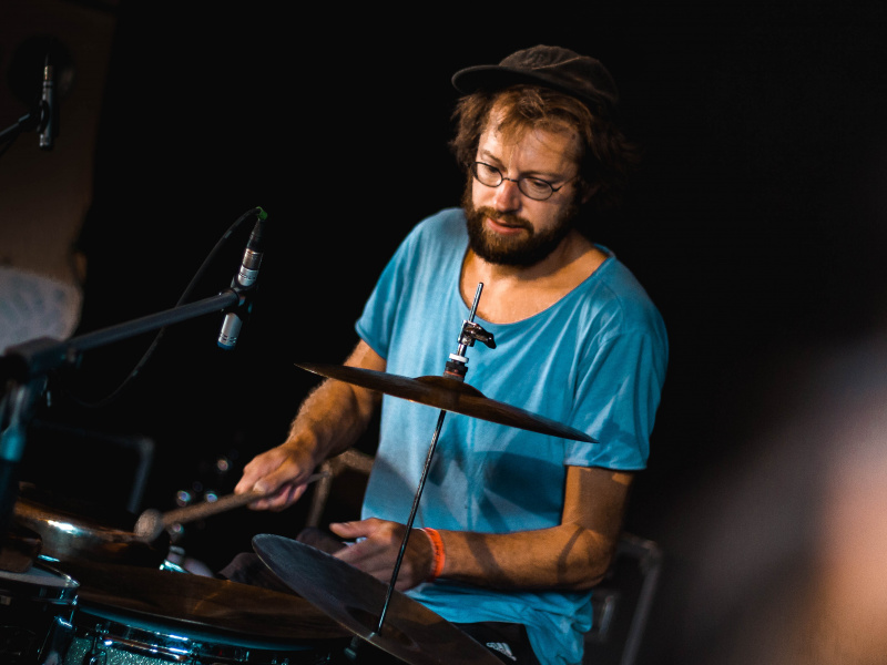 Ist heute Abend live in der Dekaddenz in Brixen zu sehen: Julian Sartorius, Jazz-Drummer und gleichzeitig auf der Suche nach neuen Klängen.
