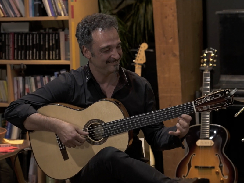 Mit einem nahezu konstanten Lächeln auf dem Gesicht: Der Gitarrist Manuel Randi während seinem Gig im Stanglerhof in Völs, den er mit seinem Manuel Randi Trio hat.