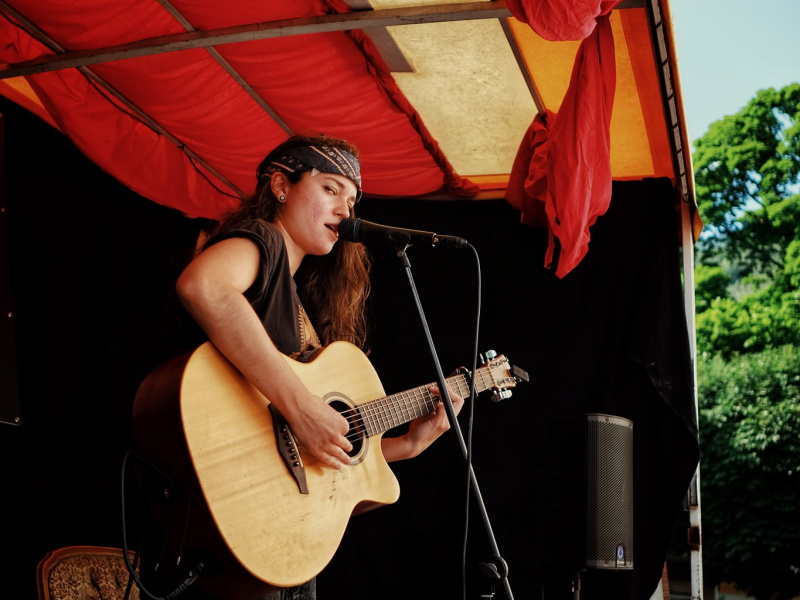 Live ein absolut packender Act: Die Meraner Street-Musikerin Nina Duschek.