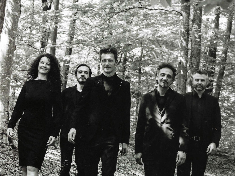 Die Band, die „Schïan!” eingespielt hat (v.l.n.r.): Heidi Pixner, Alex Trebo, Herbert Pixner, Manuel Randi und Werner Unterlercher.