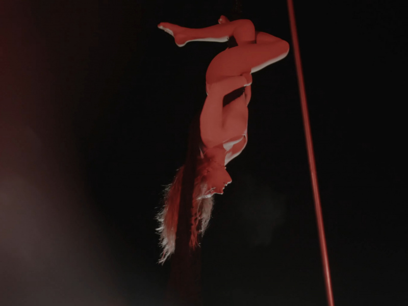 Seilakrobatik für das neue Rooftop-Video „Fine”: Tina Schöpfer