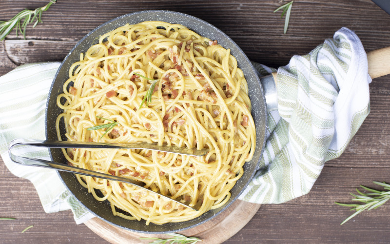 Spaghetti mit Curry und Speck